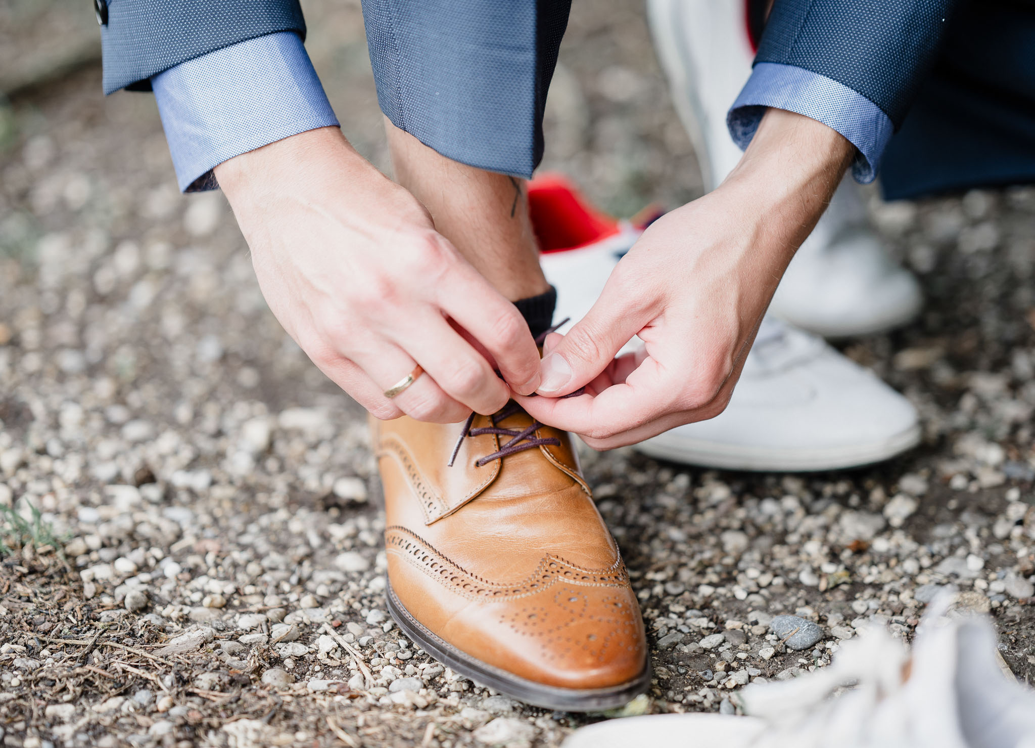 Bräutigam schnürt elegante Lederschuhe vor der Trauung in Meitingen