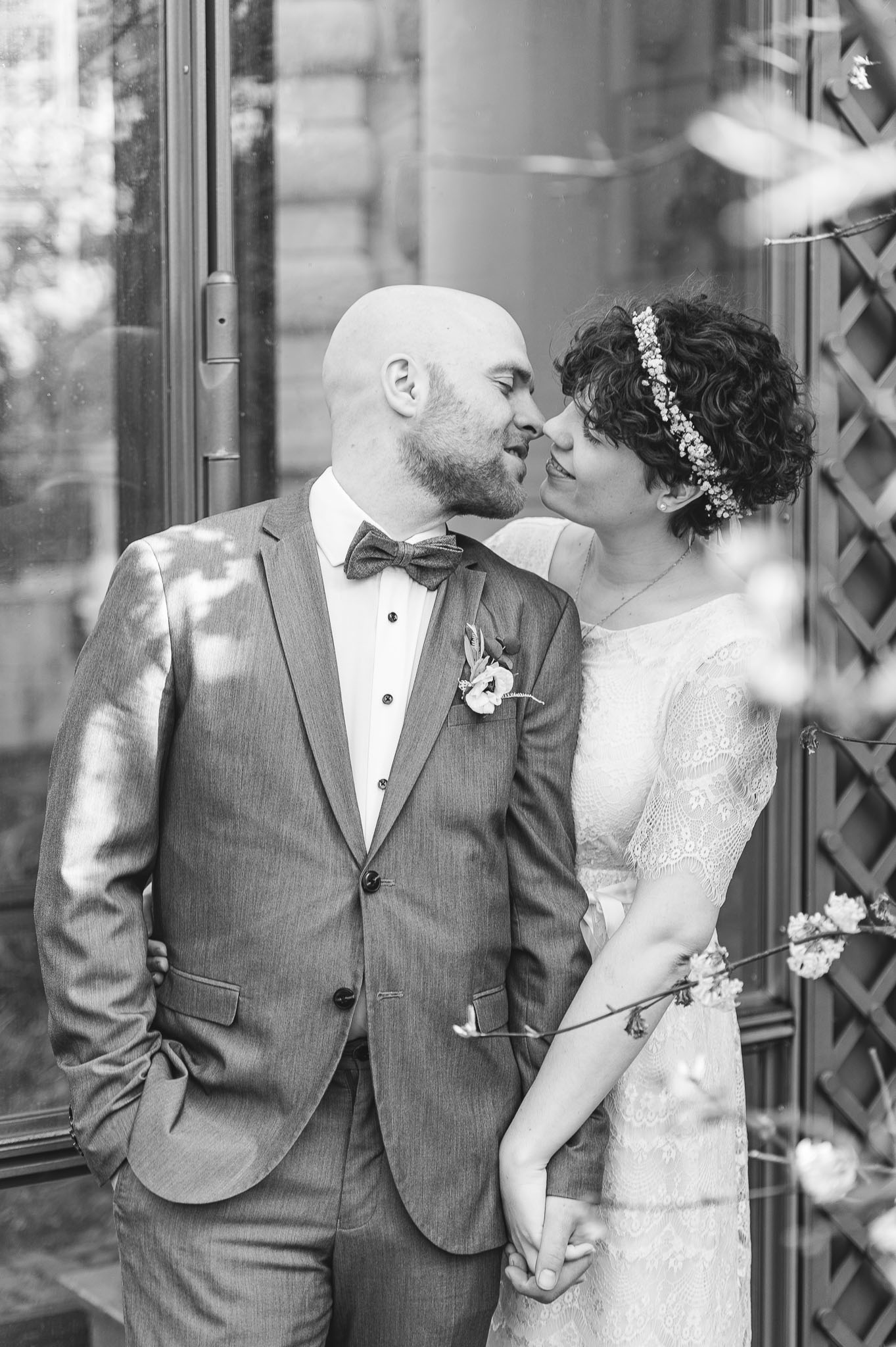 Braut und Bräutigam verliebt im Garten des Kurhauses Göggingen