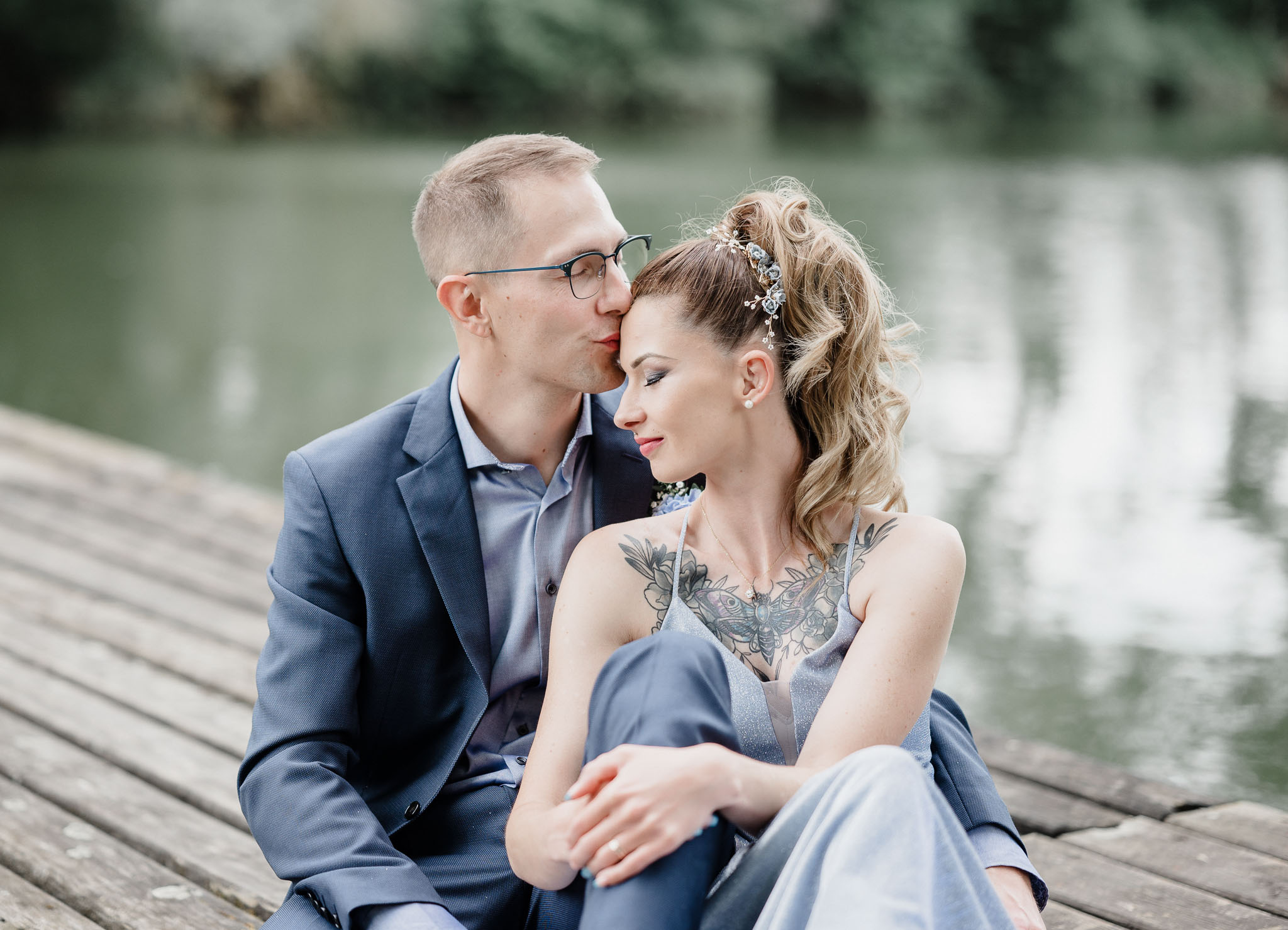 Natürliches Hochzeitsportrait von Braut und Bräutigam am Pröllweiher in Meitingen