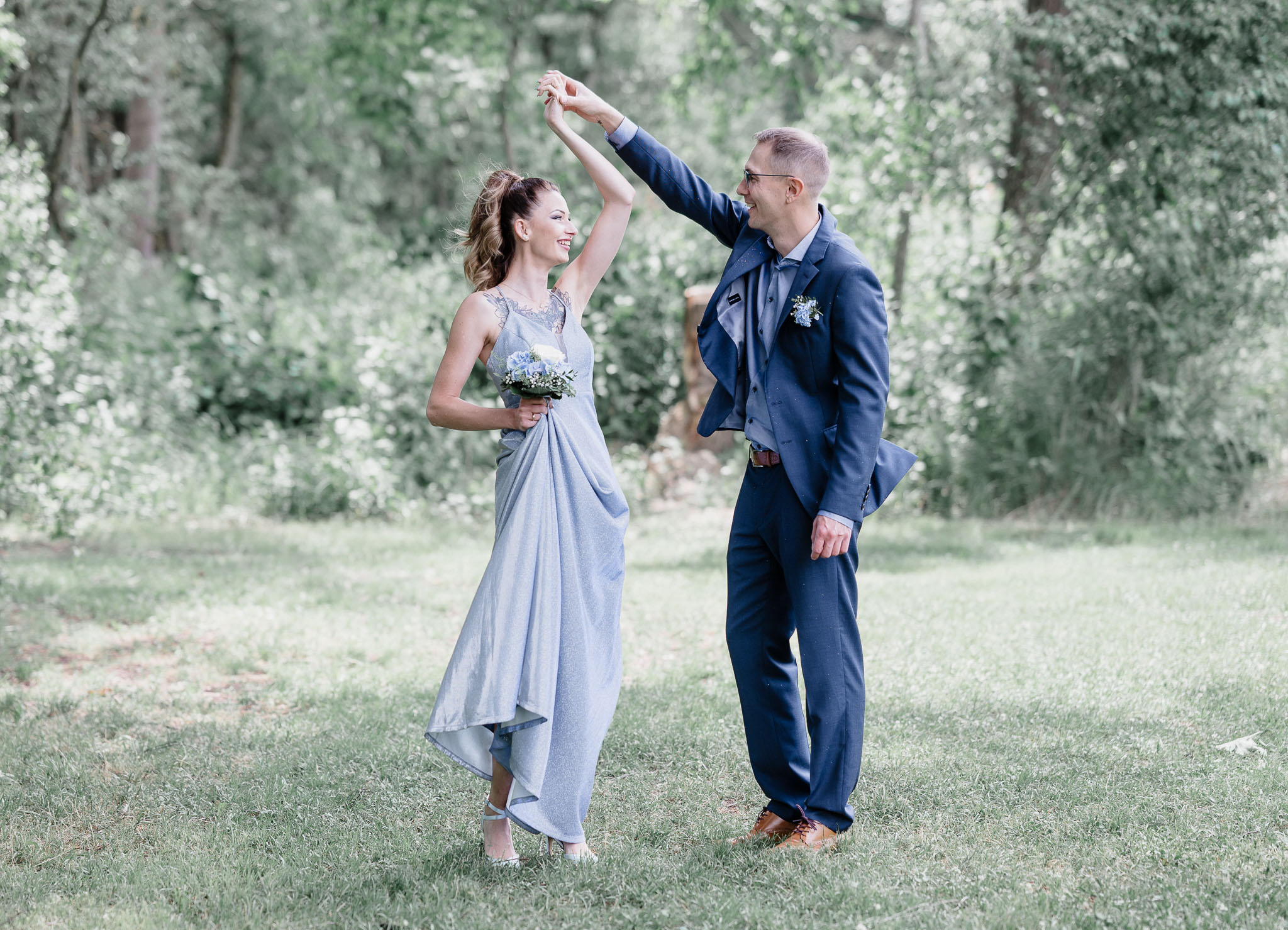 Brautpaarshooting am Steg des Pröllweihers in Meitingen mit Blick auf den See