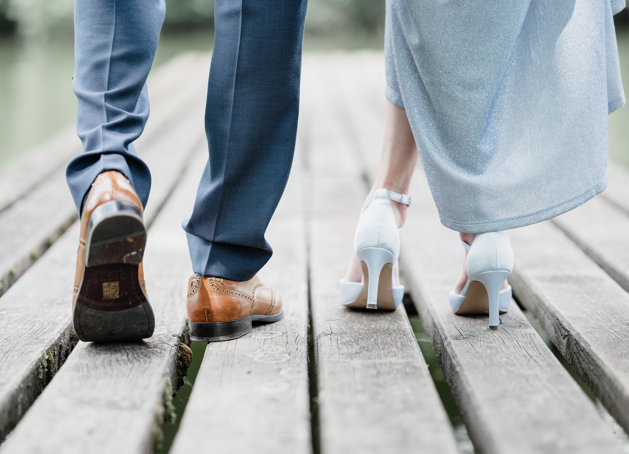 Detailaufnahme der Braut- und Bräutigamschuhe auf Holzsteg am Pröllweiher
