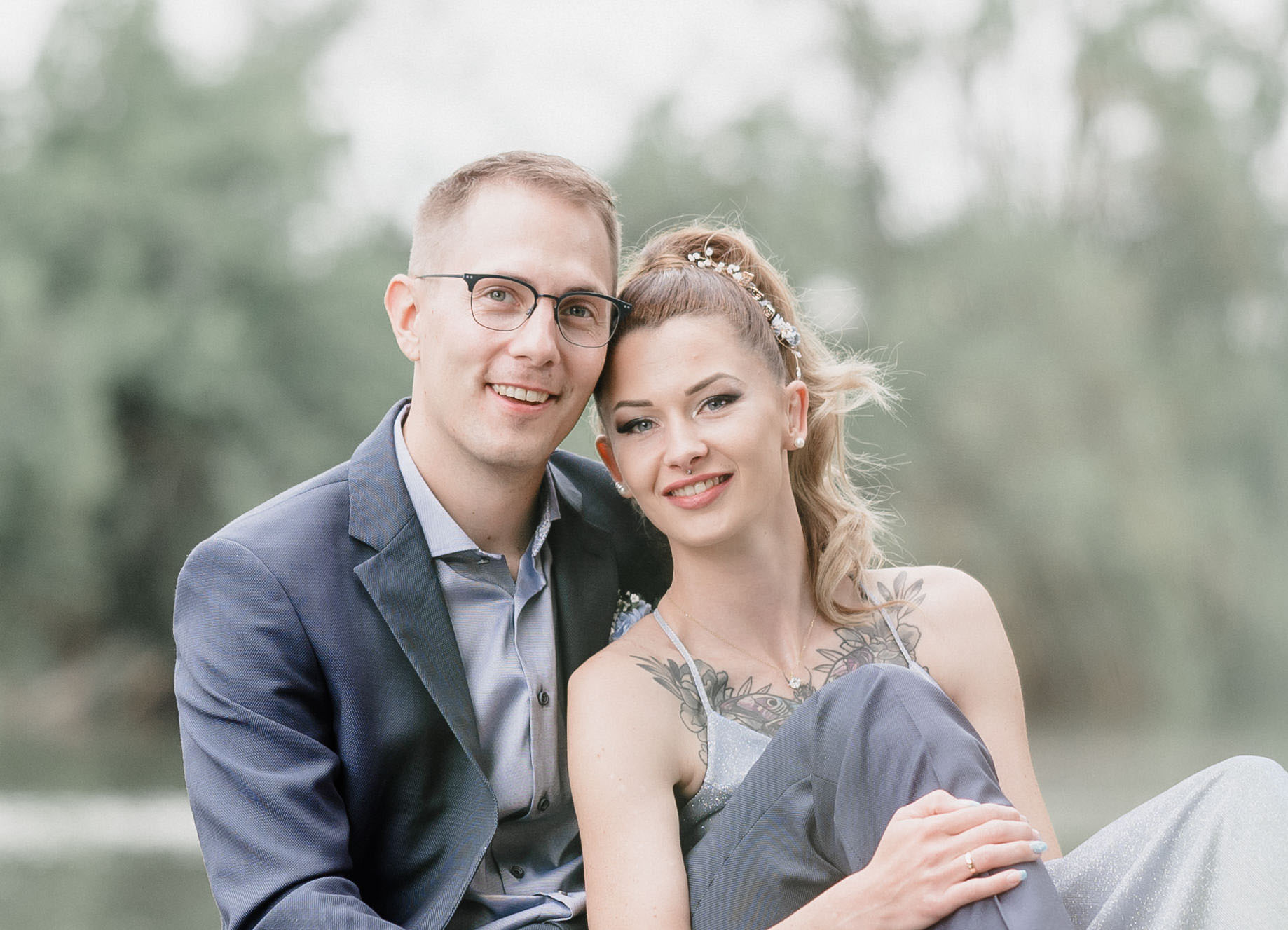 Brautpaar Ramona und Florian beim Hochzeitsshooting am See in Meiting