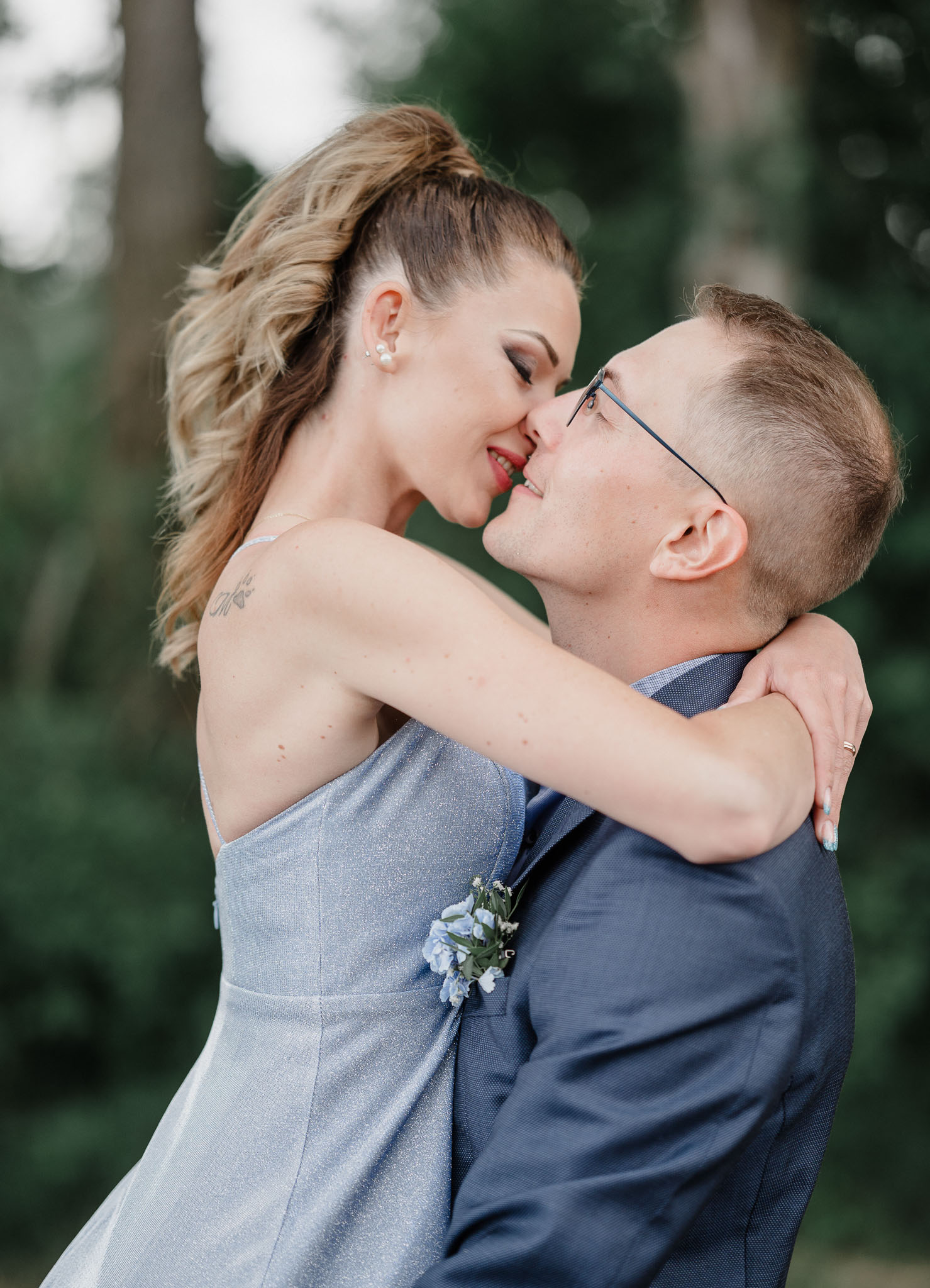 Brautpaarshooting in Meitingen mit Hochzeitsfotos am Pröllweiher