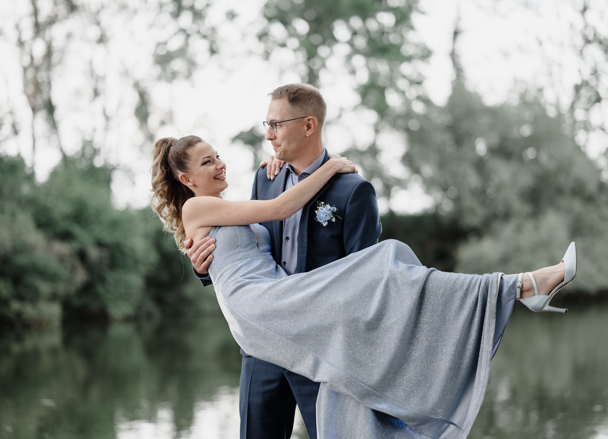 Hochzeitsshooting am idyllischen Pröllweiher bei Meitingen mit natürlichem Licht