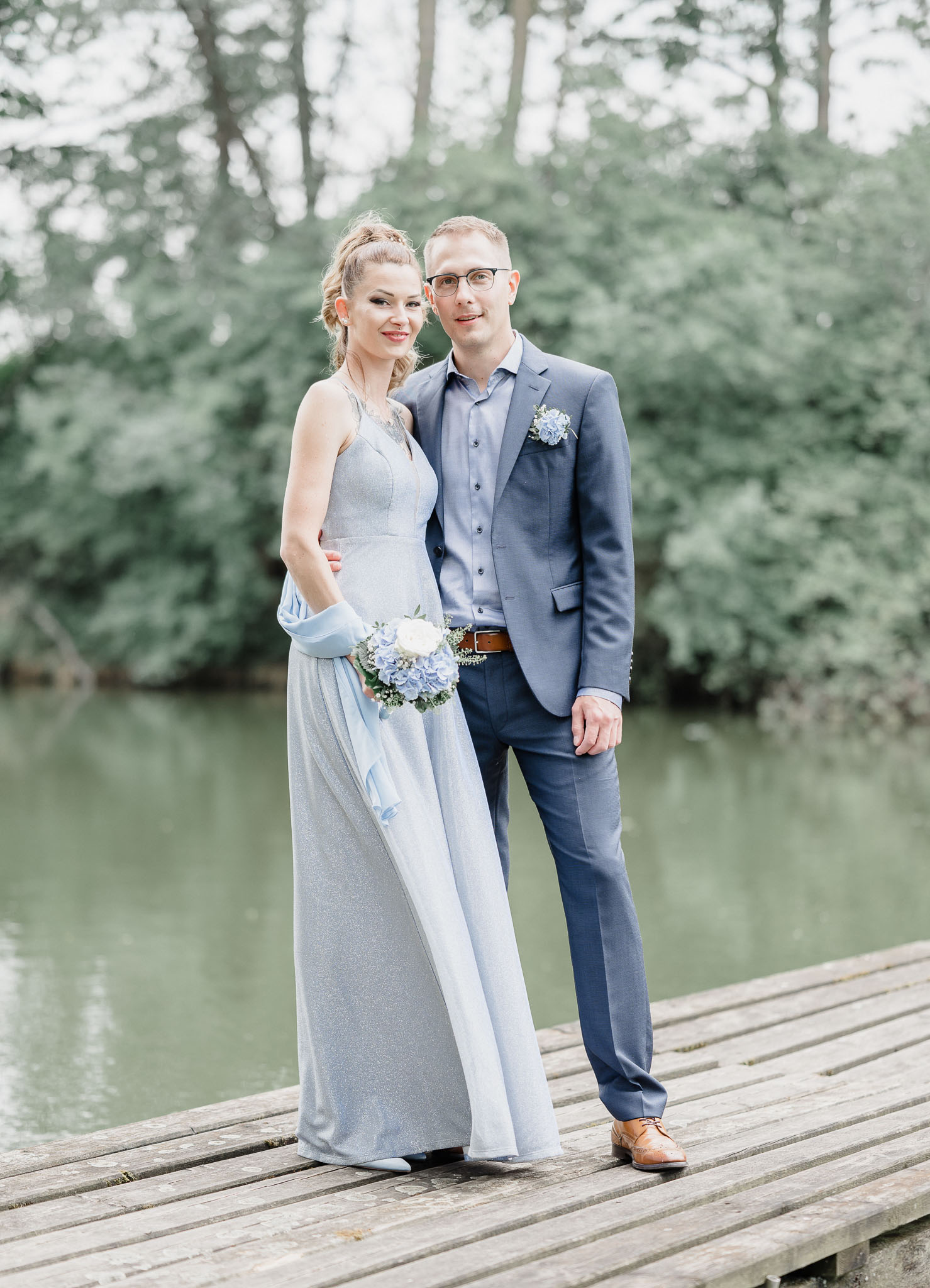 Brautpaar am Steg des Pröllweiher in Meitingen bei romantischem Hochzeitsfotoshooting.
