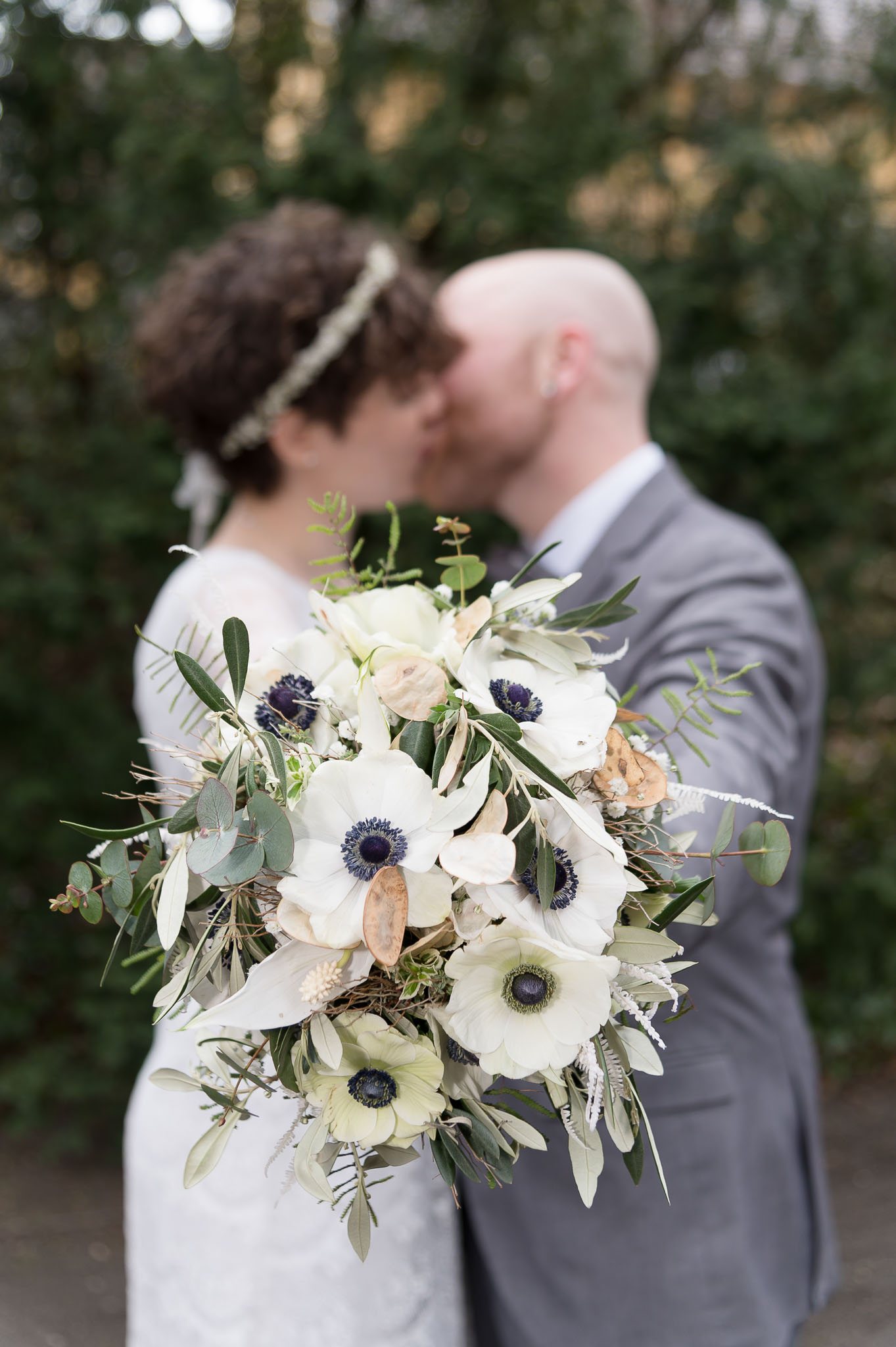 Frühlingshafter Brautstrauß bei der standesamtlichen Trauung in Augsburg mit anschließendem Paar-Shooting