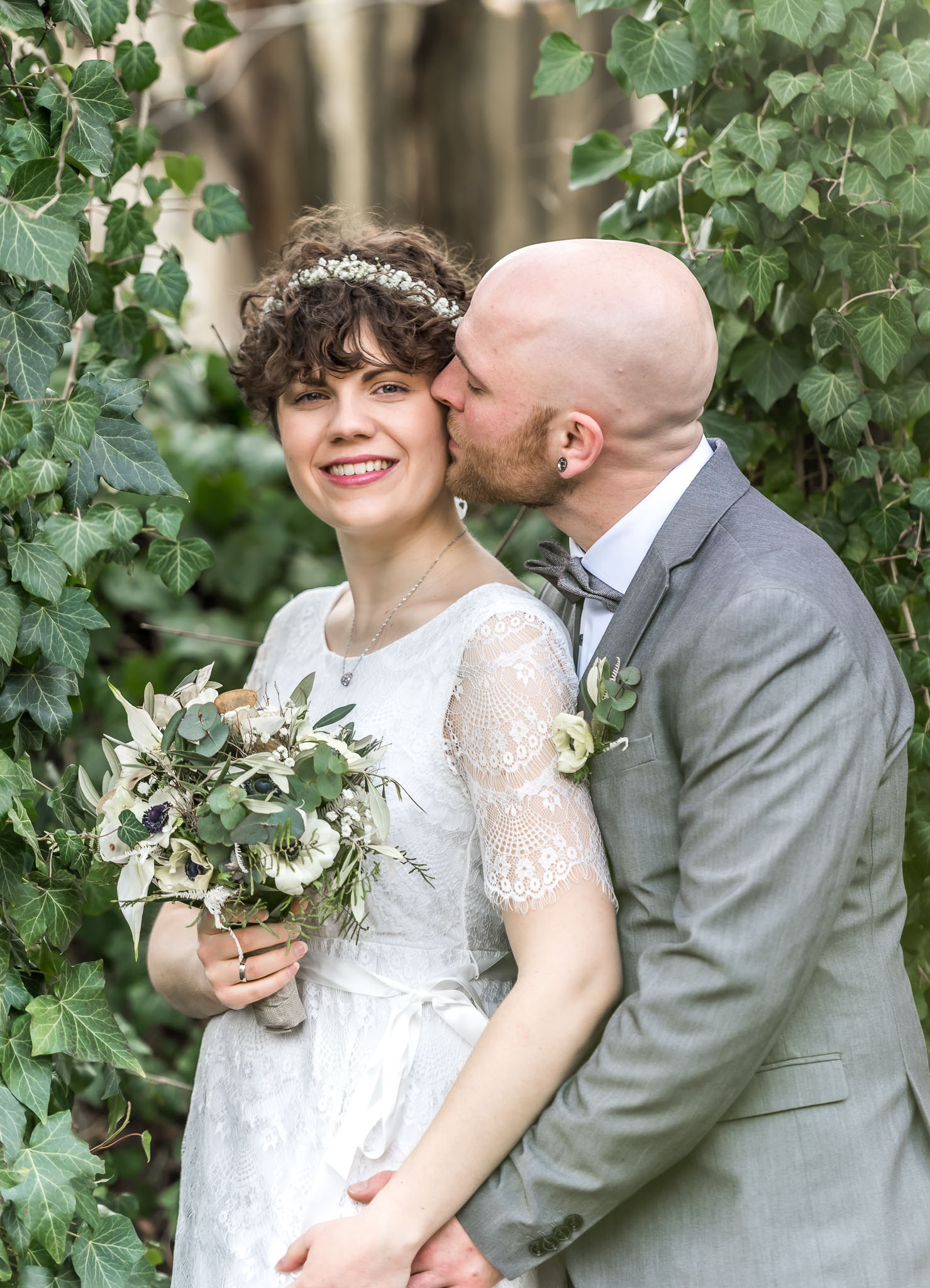 Natürliches Brautpaar-Portrait im Garten vom Kurhaus in Göggingen / Augsburg