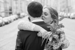 Echte Emotionen während der standesamtlichen Hochzeit in Augsburg