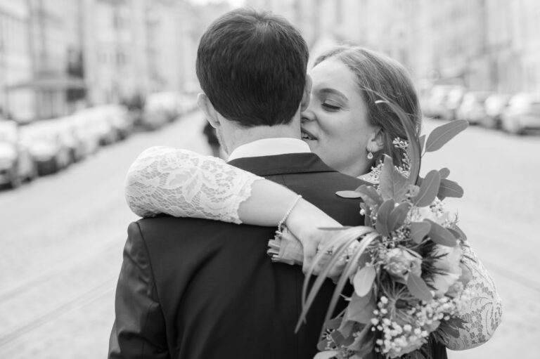 Braut umarmt Bräutigam mit geschlossenen Augen – inniger Moment bei Hochzeit im Standesamt Augsburg