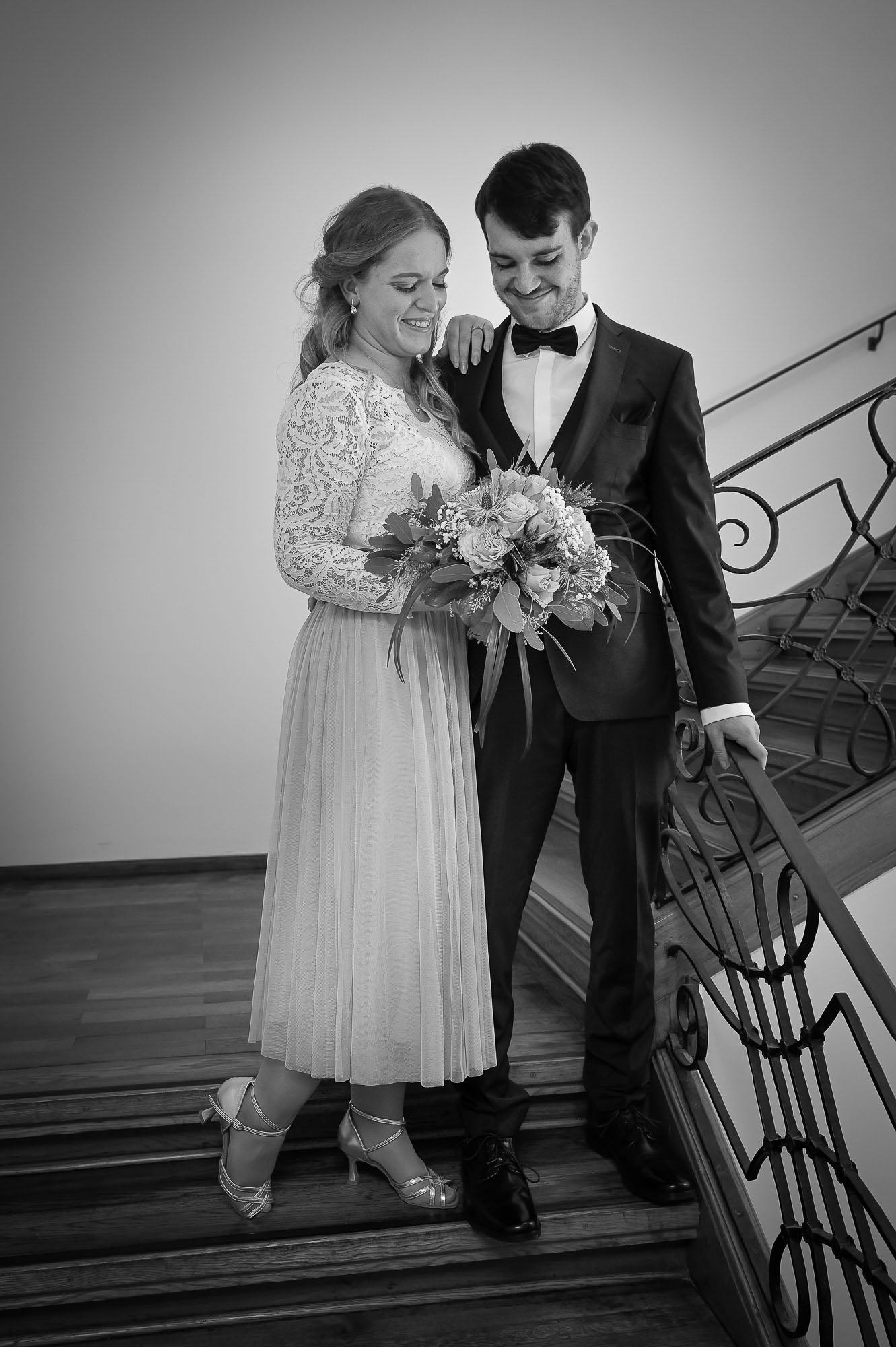 Braut und Bräutigam gemeinsam auf Treppe – standesamtliche Trauung in Augsburg