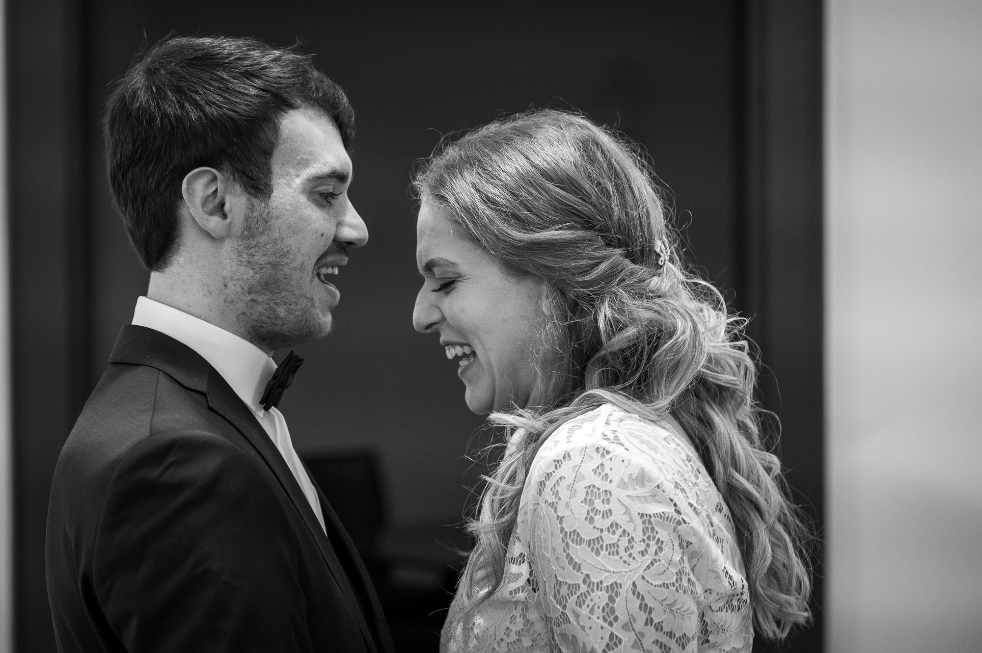 Glücklicher Blickwechsel von René & Maria – Hochzeitsfotografie im Standesamt Augsburg