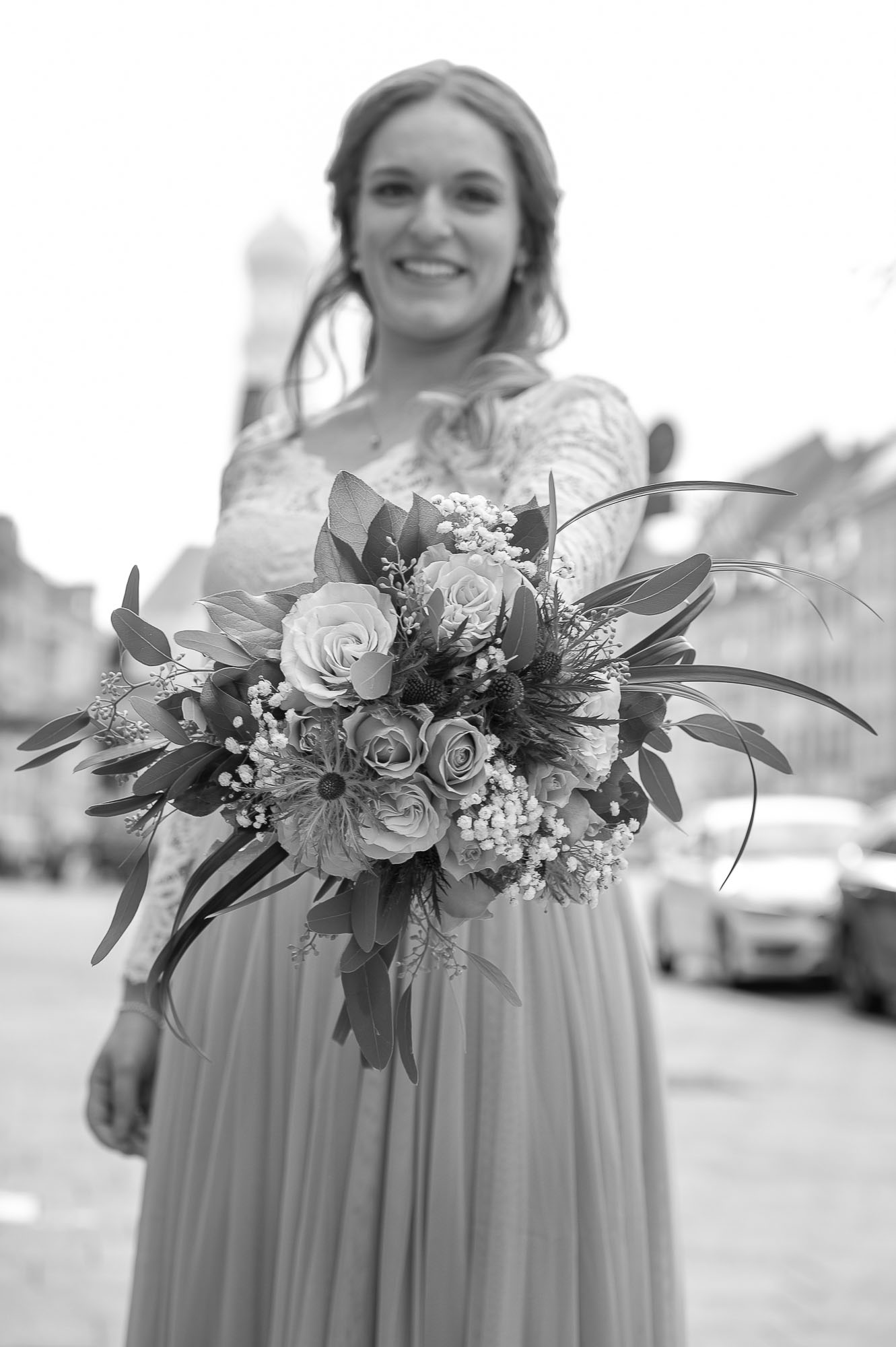 Brautstrauß mit Rosen und Eukalyptus bei standesamtlicher Hochzeit in Augsburg
