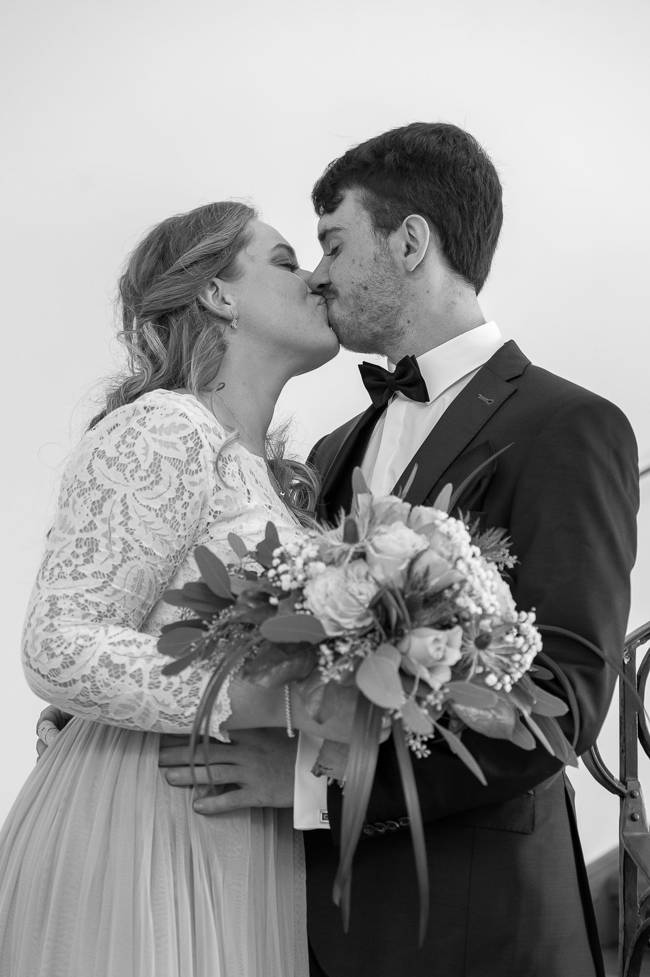 Kuss des Brautpaars René & Maria mit Blumenstrauß – Hochzeit im Standesamt Augsburg