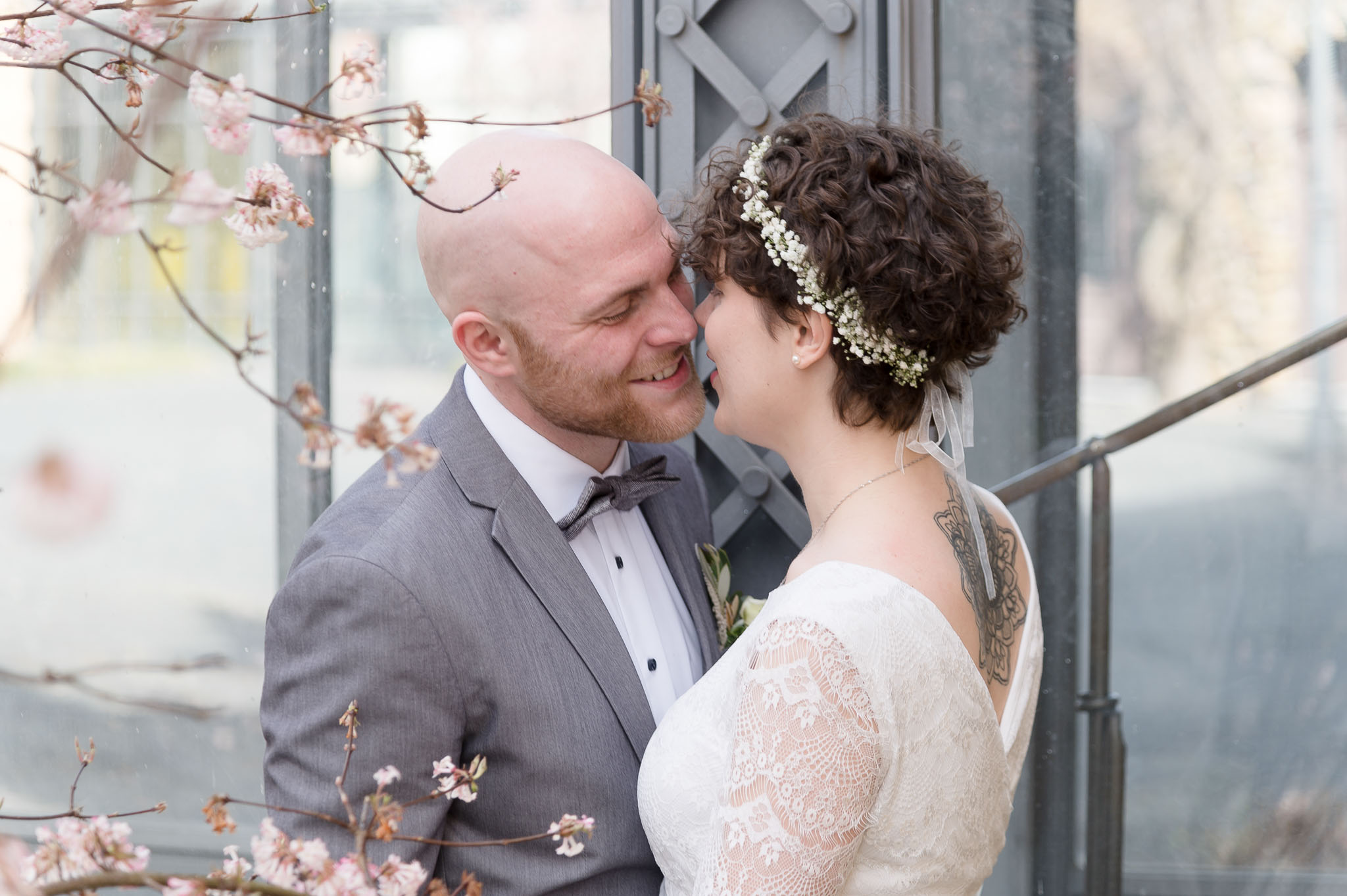 Brautpaar verliebter Kuss nach der standesamtlichen Hochzeit in Augsburg