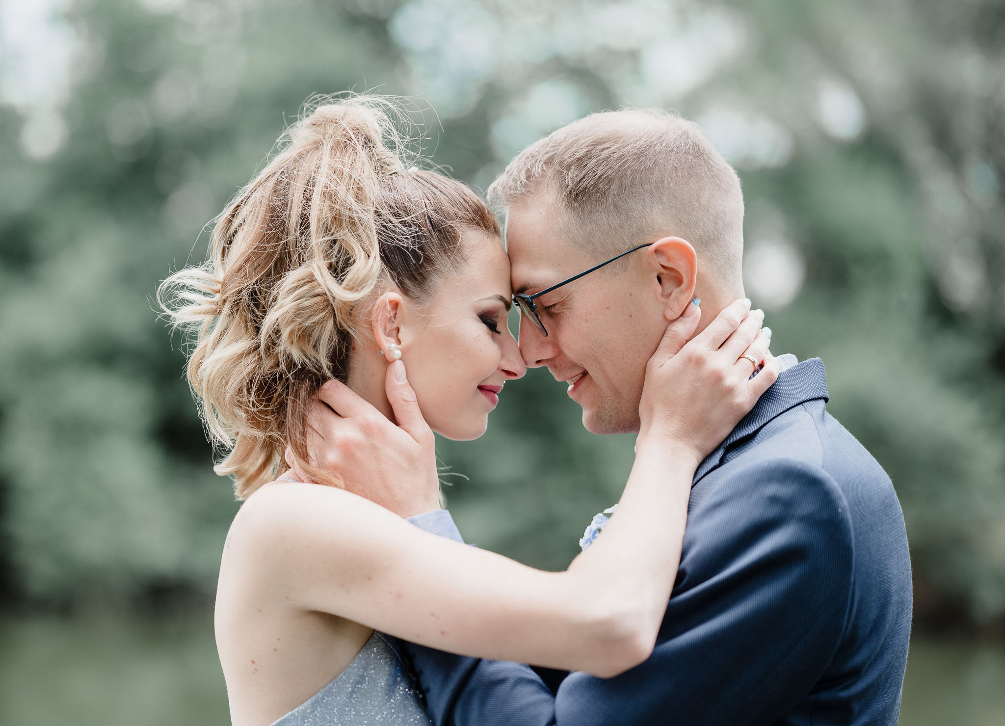 Brautpaar in inniger Umarmung beim Hochzeitsshooting am Pröllweiher in Meitingen