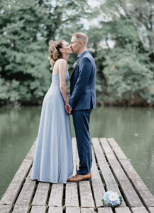 Kuss des Brautpaars auf dem Steg am Pröllweiher in Meitingen, festgehalten vom Hochzeitsfotografen.
