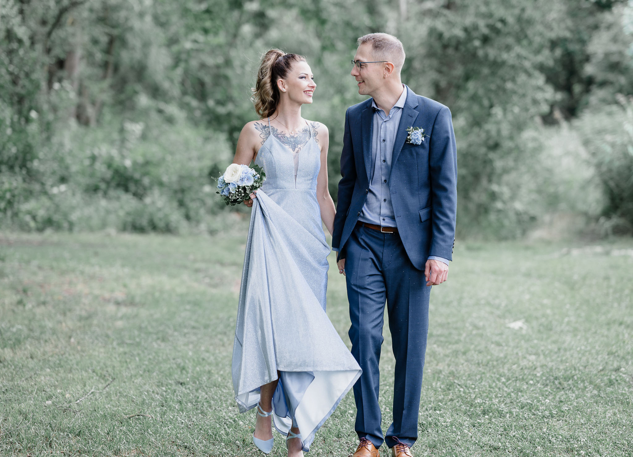 Brautpaar Ramona und Florian beim romantischen Hochzeitsshooting am Pröllweiher in Meitingen