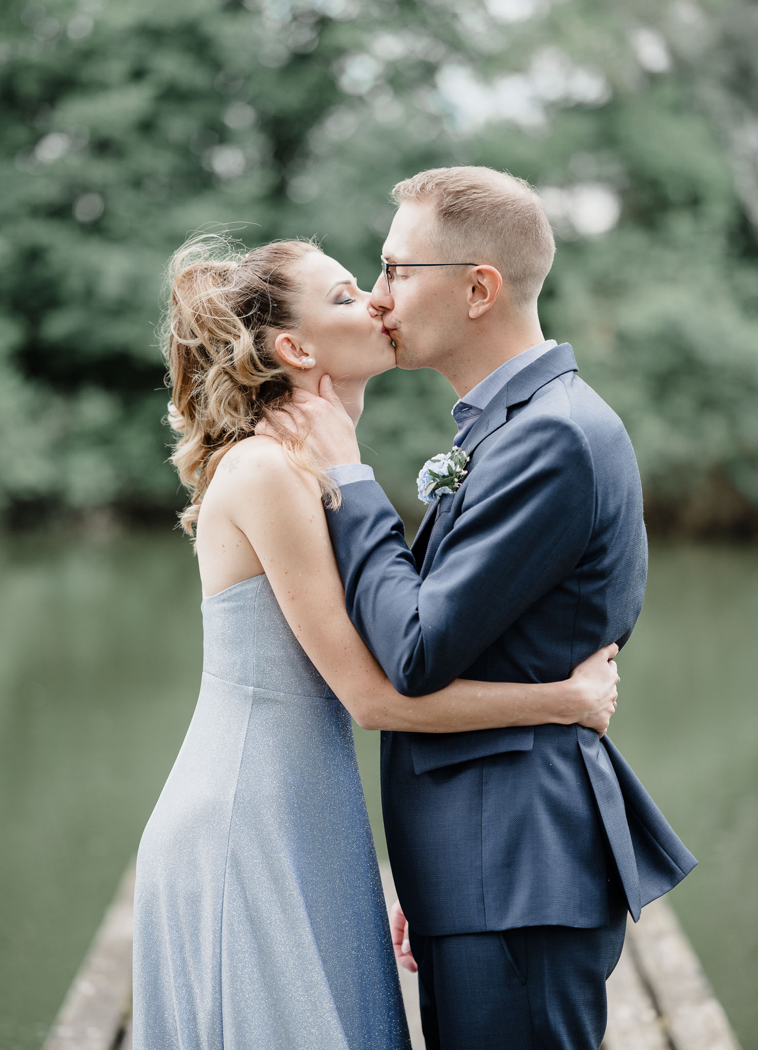Hochzeitspaar küsst sich zärtlich beim Brautpaarshooting am Pröllweiher in Meitingen