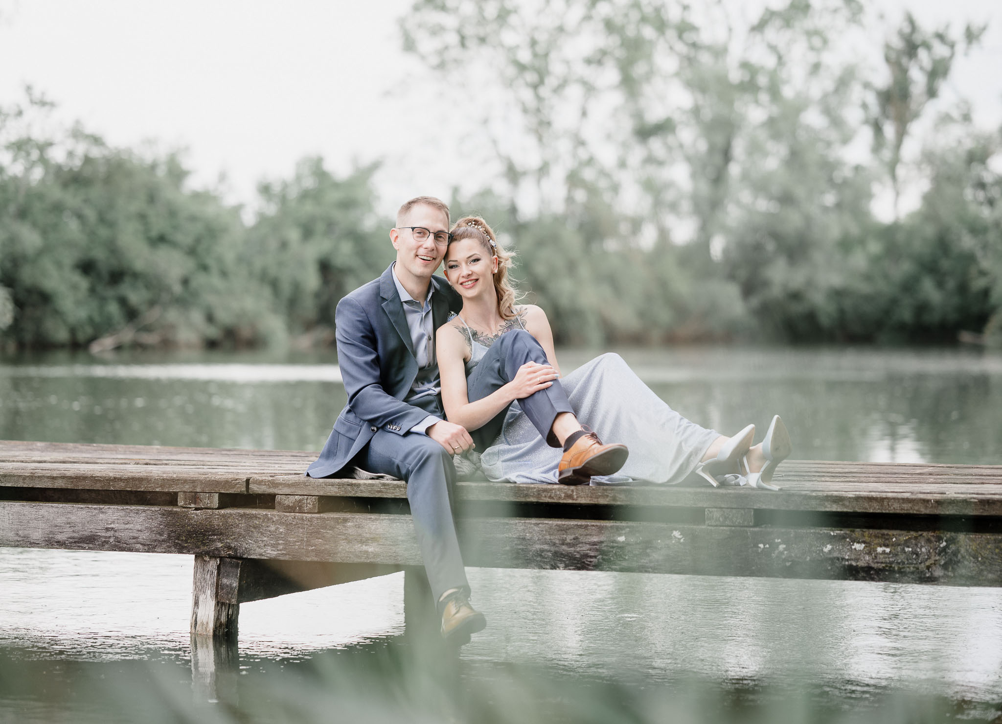 Brautpaarshooting am Pröllweiher – romantische Hochzeitsfotografie in Meitingen