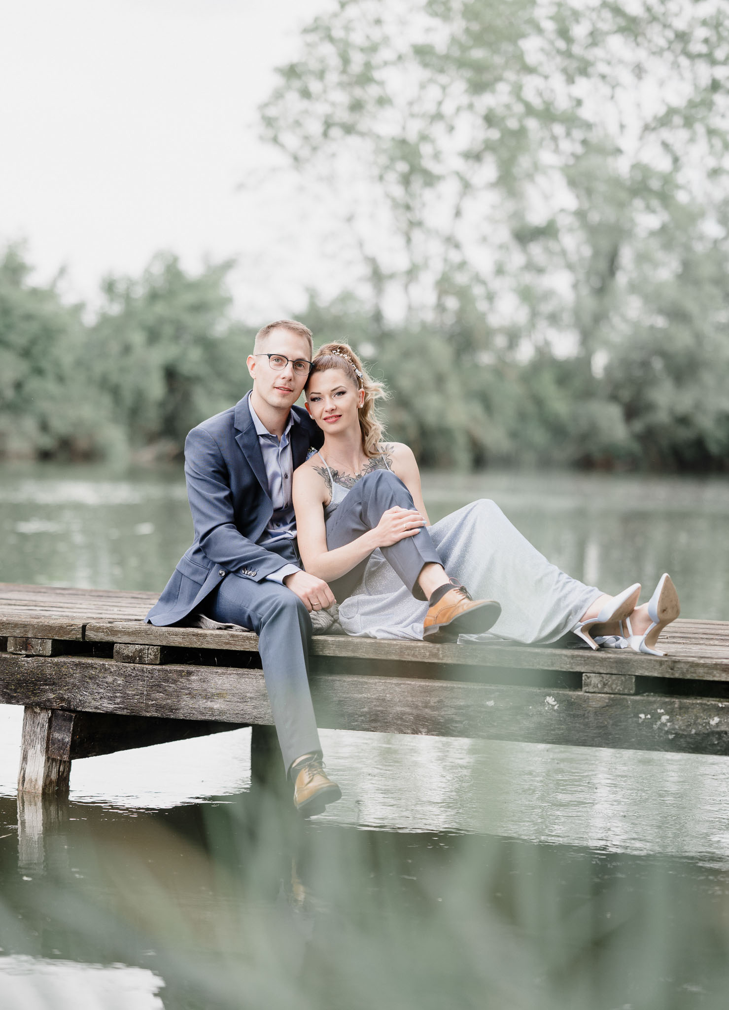Liebevolles Brautpaarportrait am idyllischen Pröllweiher bei Meitingen