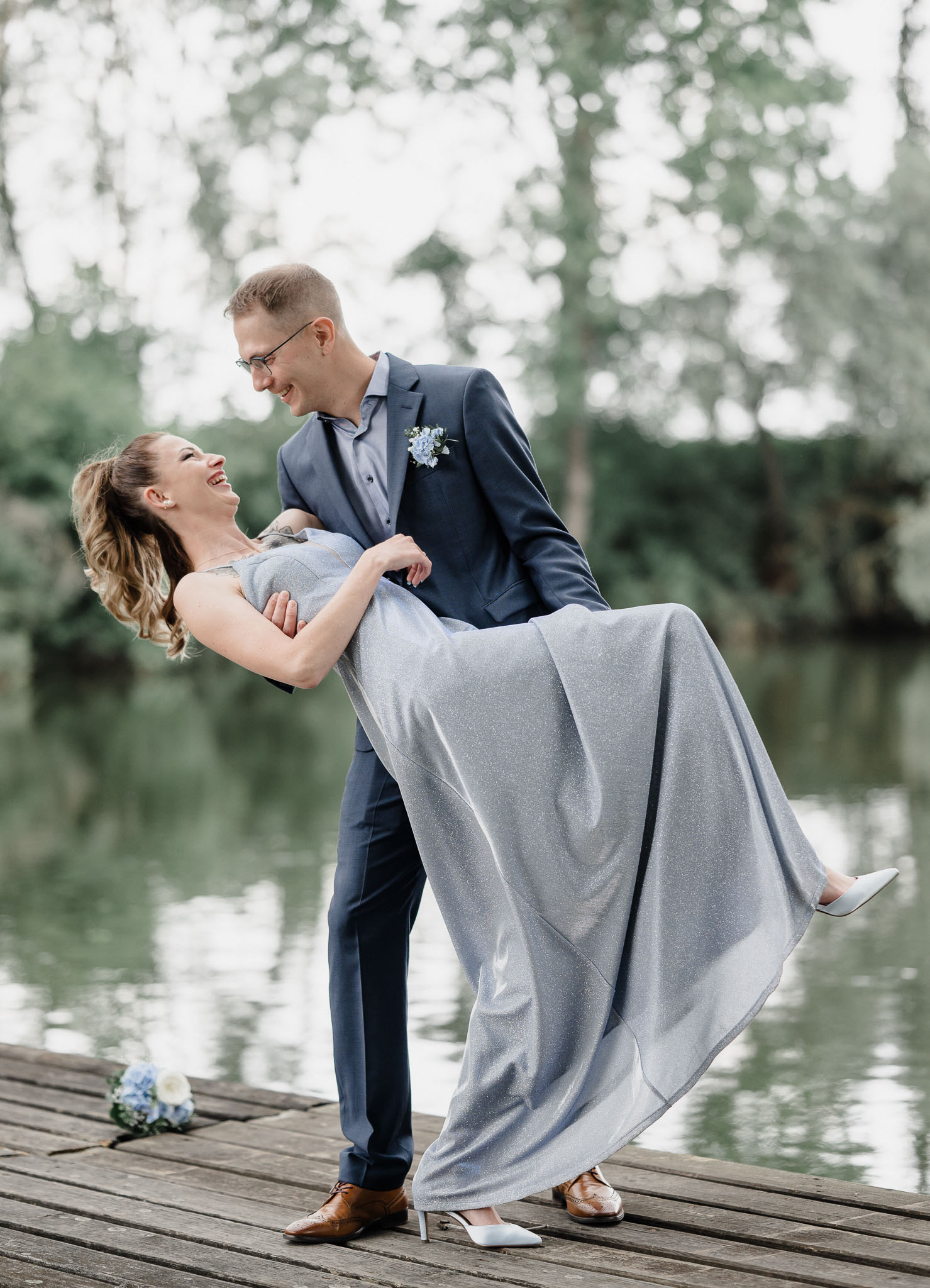 Romantischer Moment zwischen Braut und Bräutigam am Seeufer des Pröllweihers in Meitingen