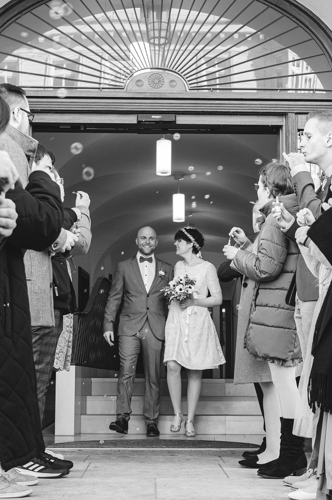 Spalier mit Seifenblasen nach der Trauung im Standesamt Augsburg