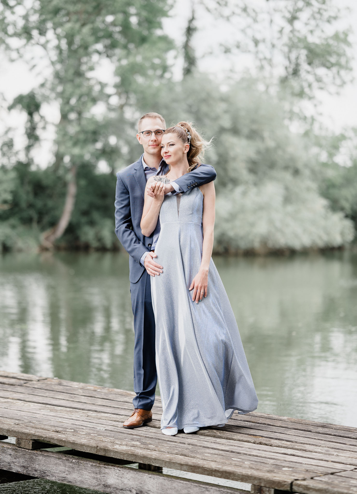 Hochzeitsshooting am romantischen Pröllweiher in Meitingen mit natürlicher Atmosphäre