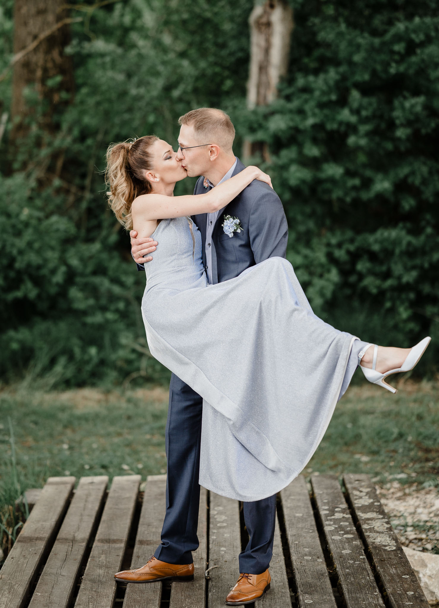 Hochzeitsfotograf Meitingen – Brautpaar in inniger Umarmung am Pröllweiher