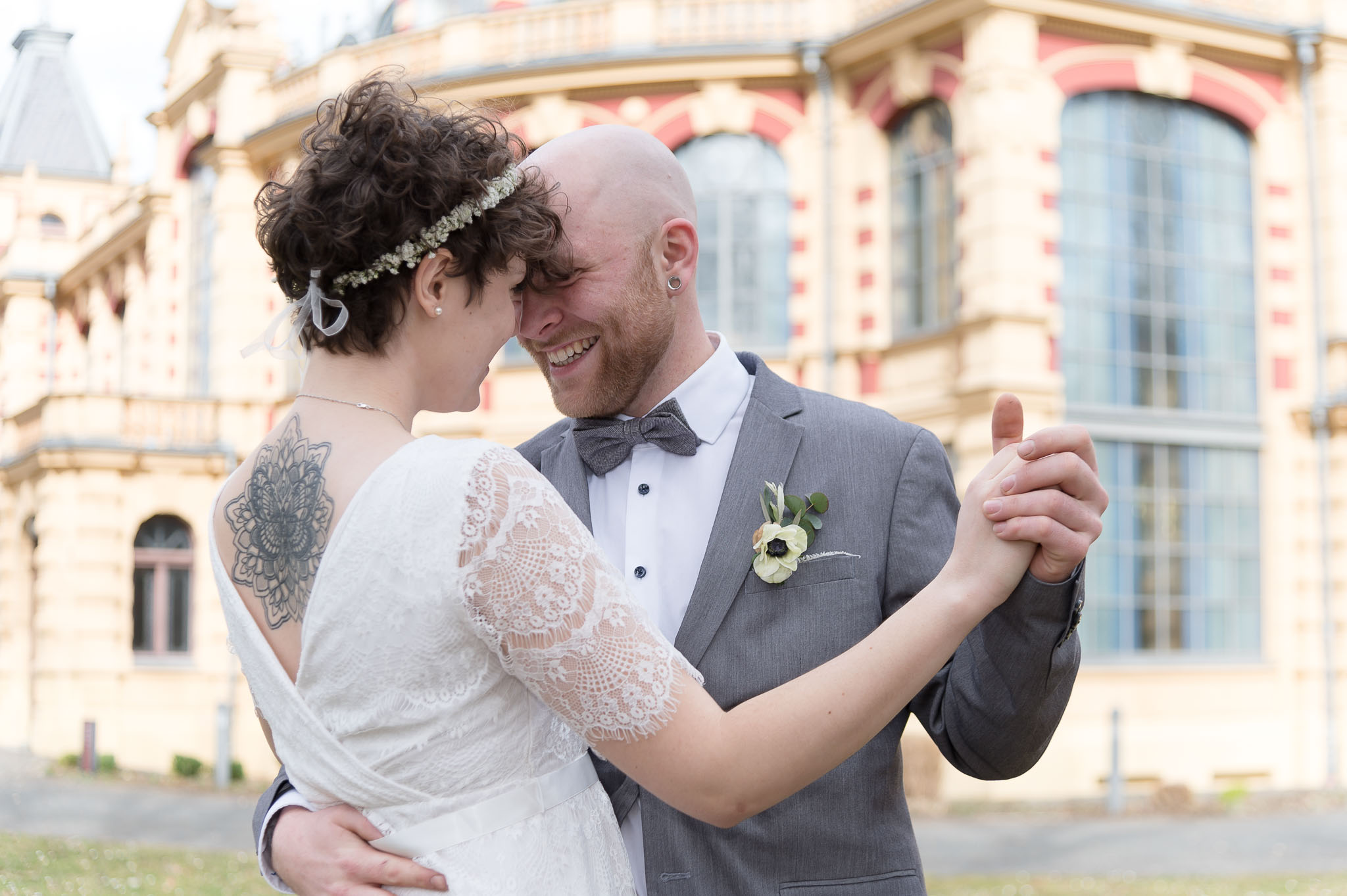 Verliebte Blicke beim Brautpaar-Shooting nach der standesamtlichen Trauung im Standesamt Augsburg