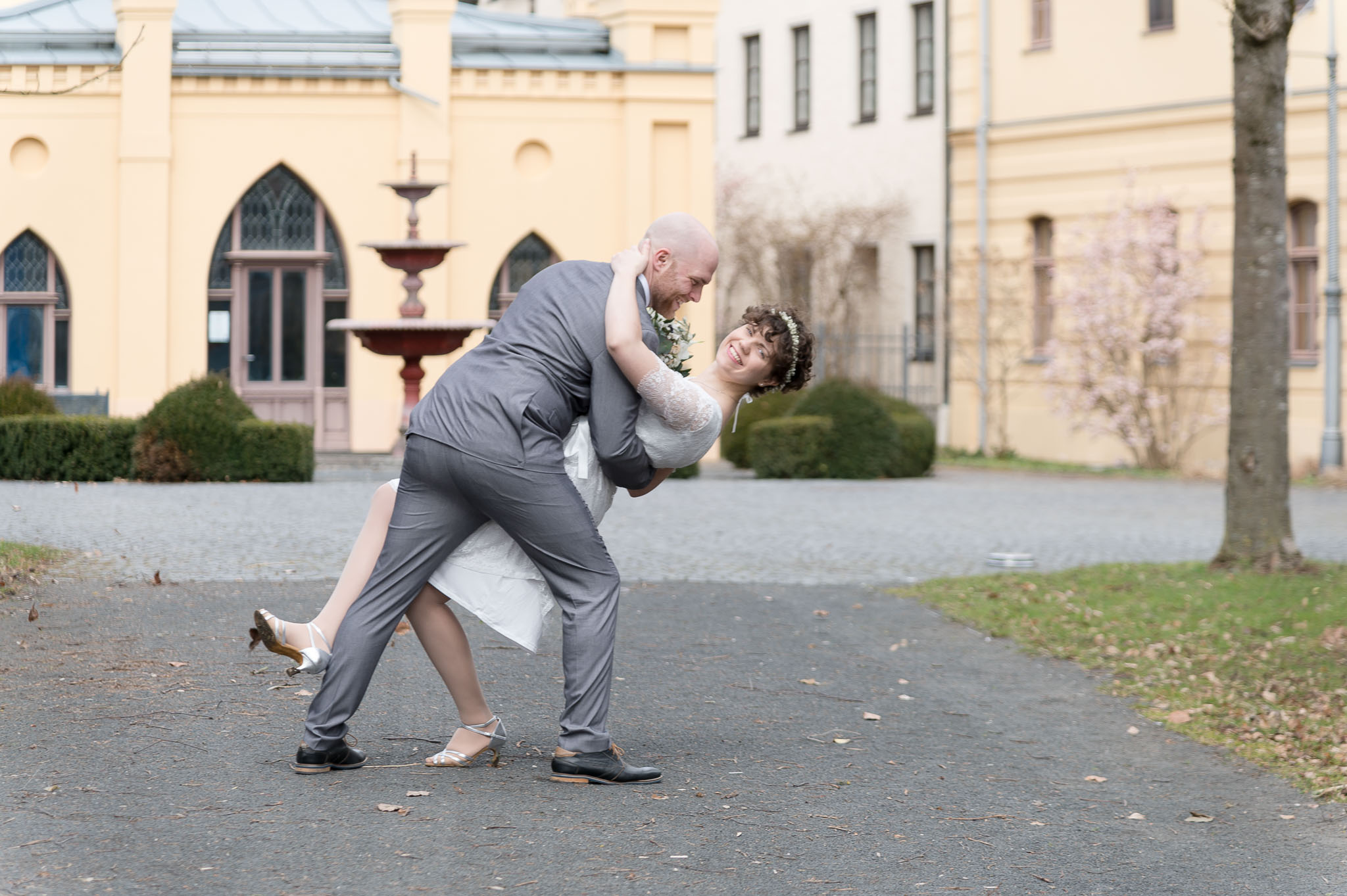 Hollywood-Kuss im Garten vom Kurhaus in Göggingen nach der standesamtlichen Trauung in Augsburg