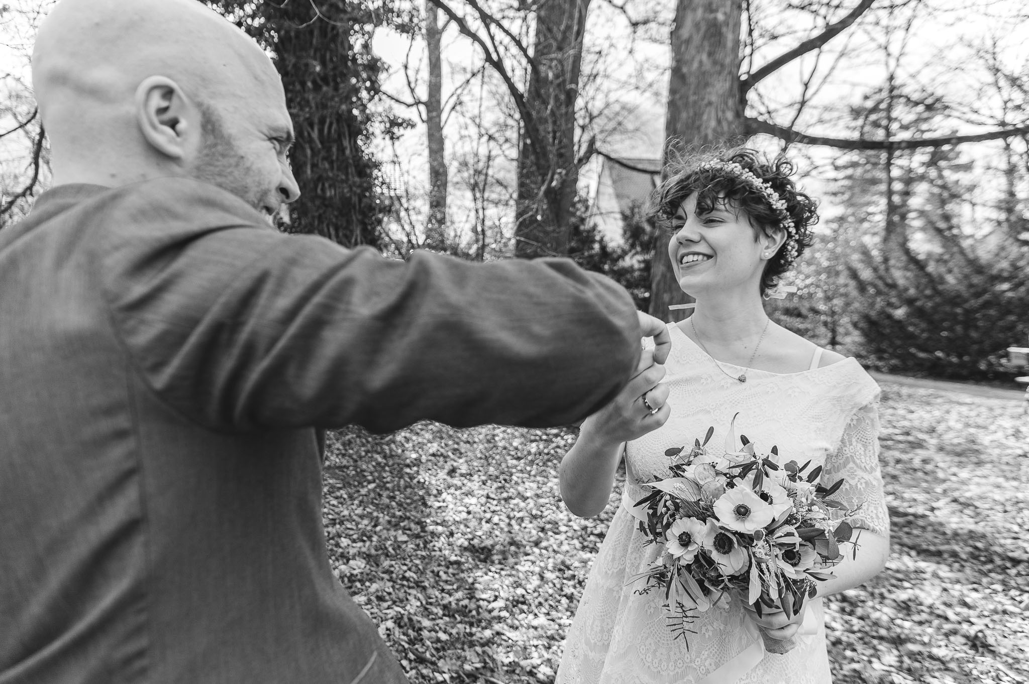Tami und Robin haben viel Spaß beim Brautpaar-Shooting nach der standesamtlichen Trauung im Garten des Kurhauses in Göggingen