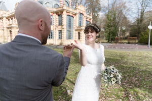 Brautpaar tanzt im Garten vom Kurhaus in Augsburg