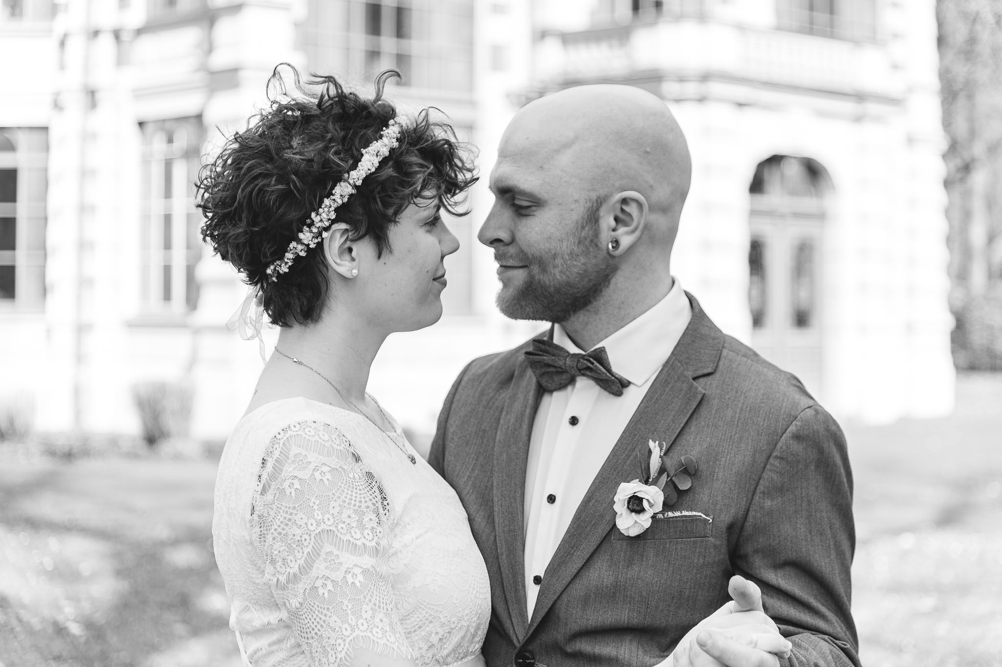 Verliebte Blicke des Brautpaares im Garten vom Kurhaus in Göggingen / Augsburg