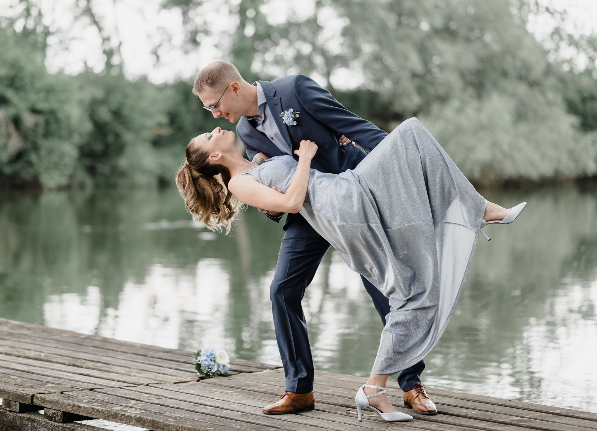 Tanzpose des Brautpaars beim Hochzeitsfotoshooting am Pröllweiher in Meitingen.