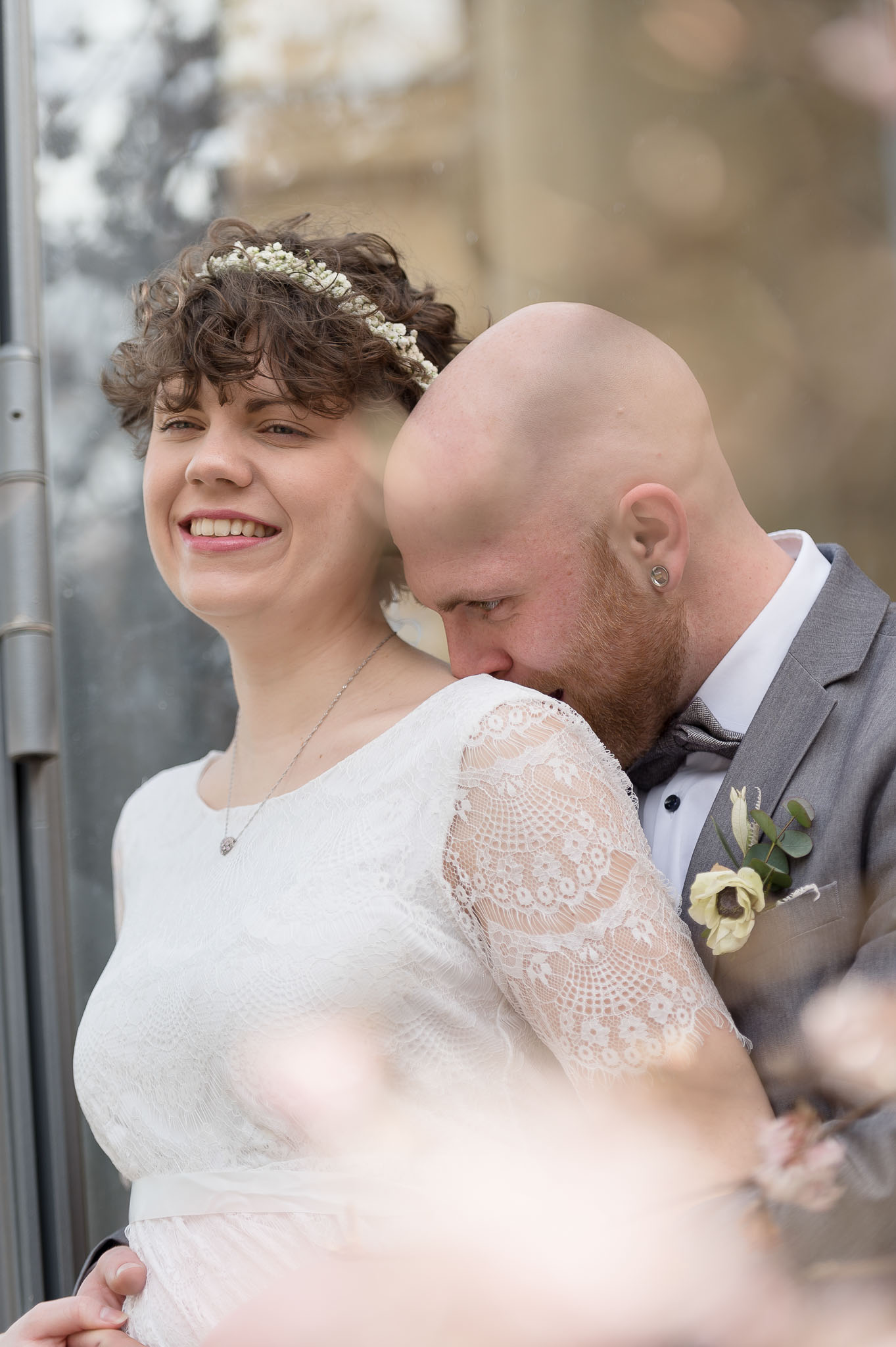Tami und Robin inniger Moment nach der standesamtlichen Trauung in Augsburg