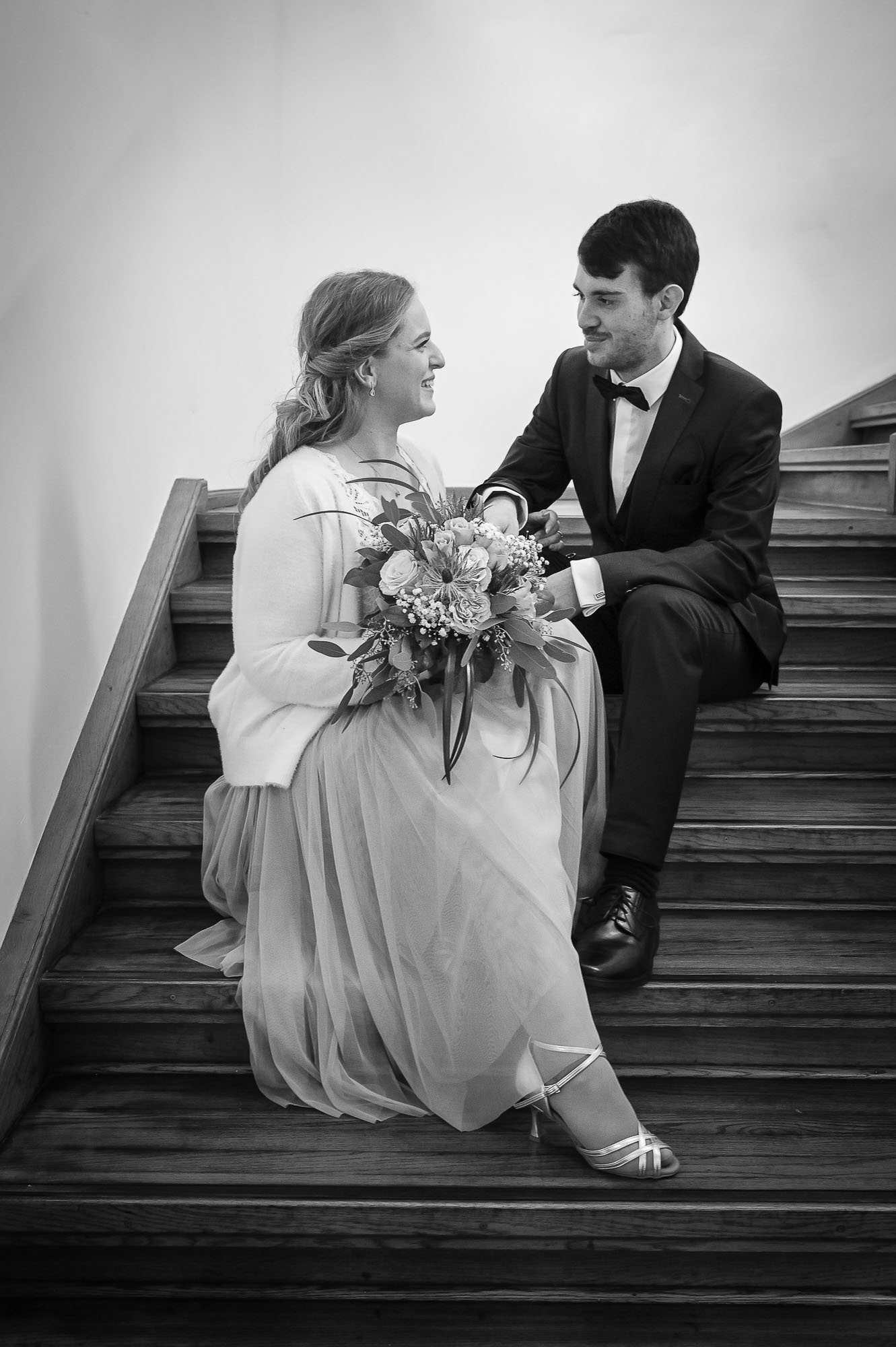 Intimer Moment – Braut und Bräutigam sitzen auf Treppe nach Trauung im Standesamt Augsburg