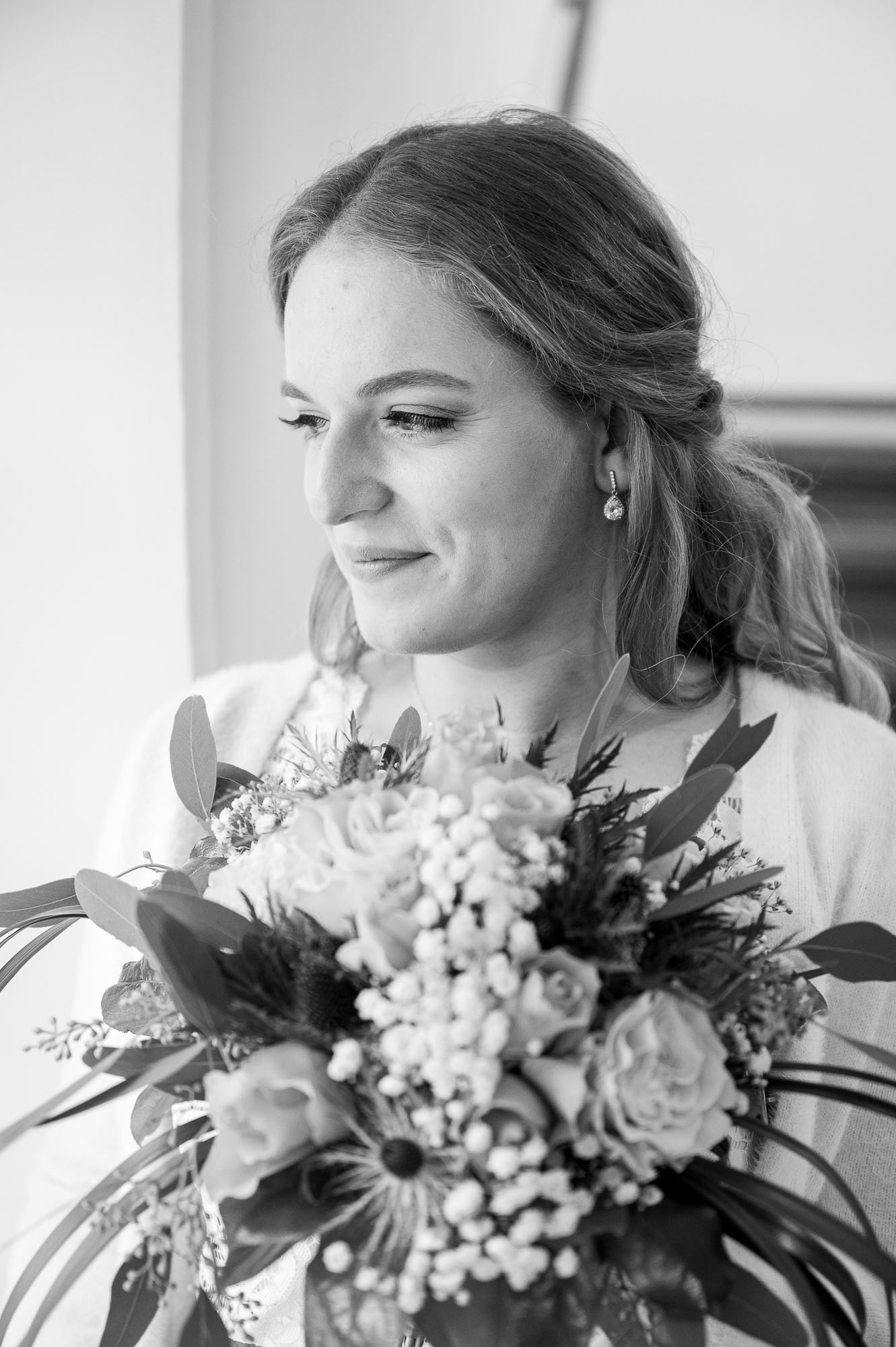 Braut mit Brautstrauß – Porträtaufnahme im Standesamt Augsburg