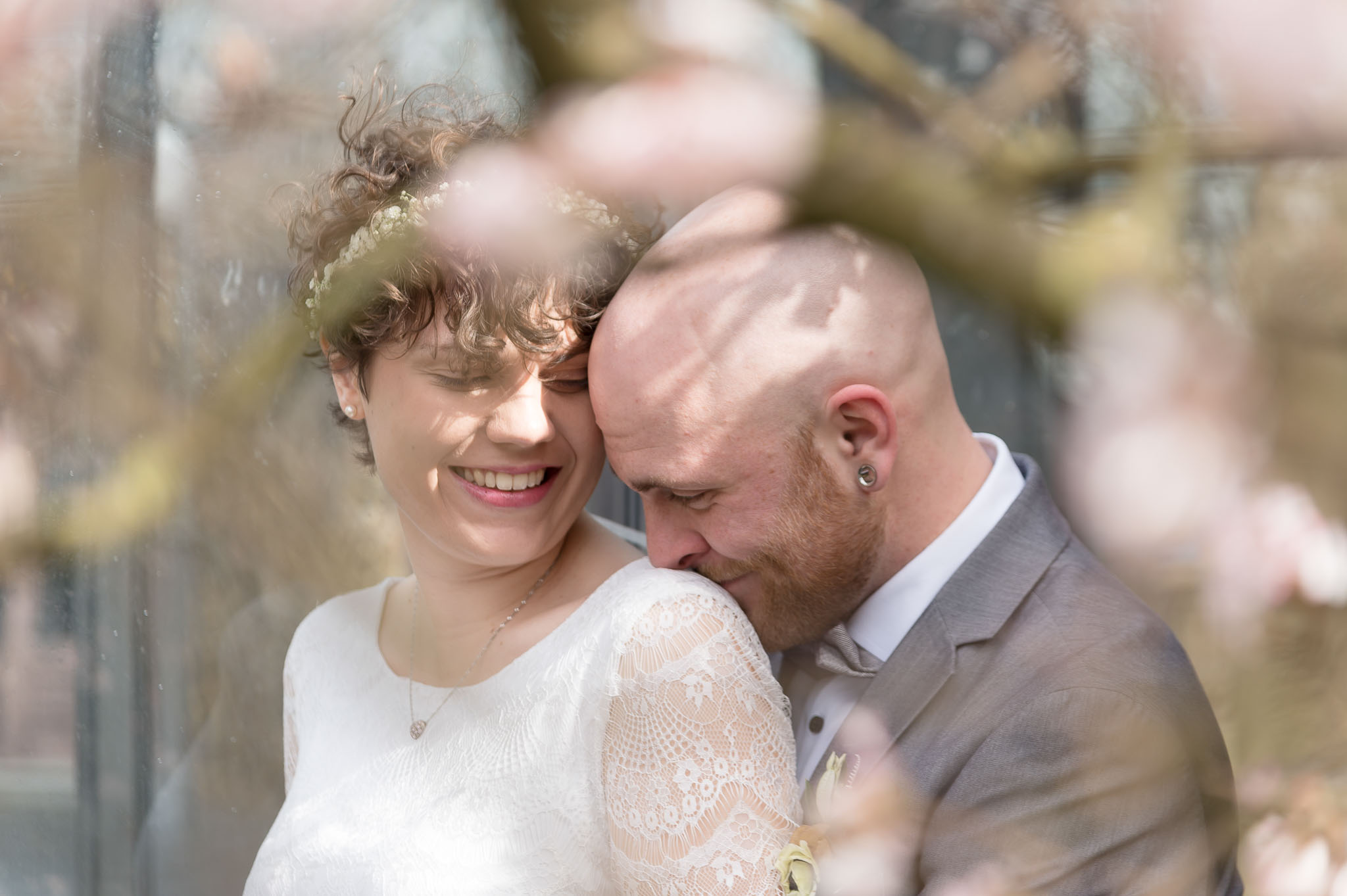 Verliebtes Brautpaar-Shooting standesamtliche Hochzeit in Augsburg