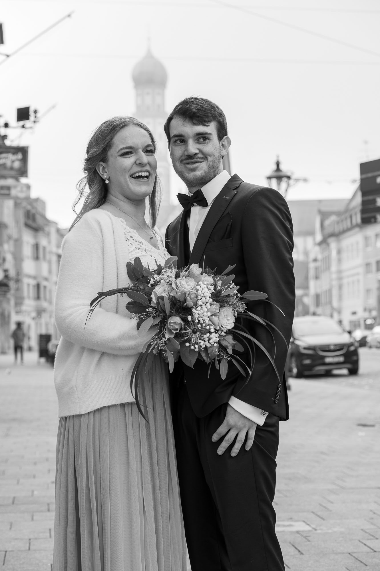 Brautpaar René & Maria lachend nach ihrer standesamtlichen Trauung in Augsburg Innenstadt