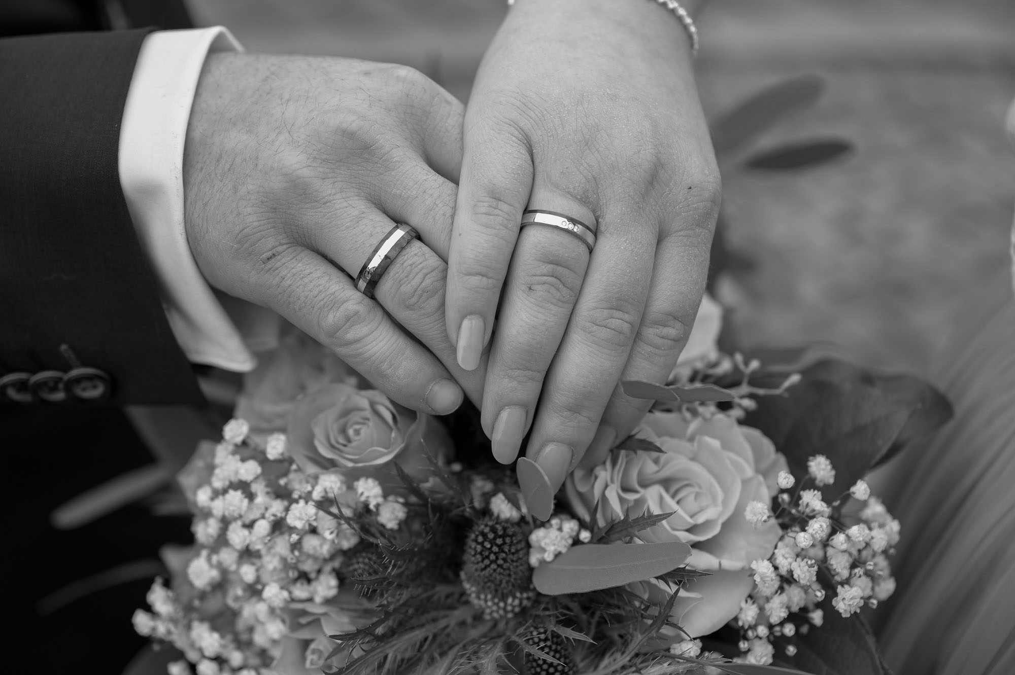 Eheringe von René & Maria auf Brautstrauß – Detailaufnahme bei standesamtlicher Hochzeit in Augsburg