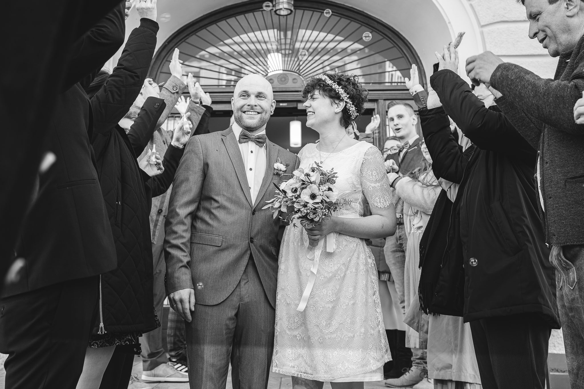 Freudige Gesichter beim Spalier nach der Trauung im Standesamt, Augsburg