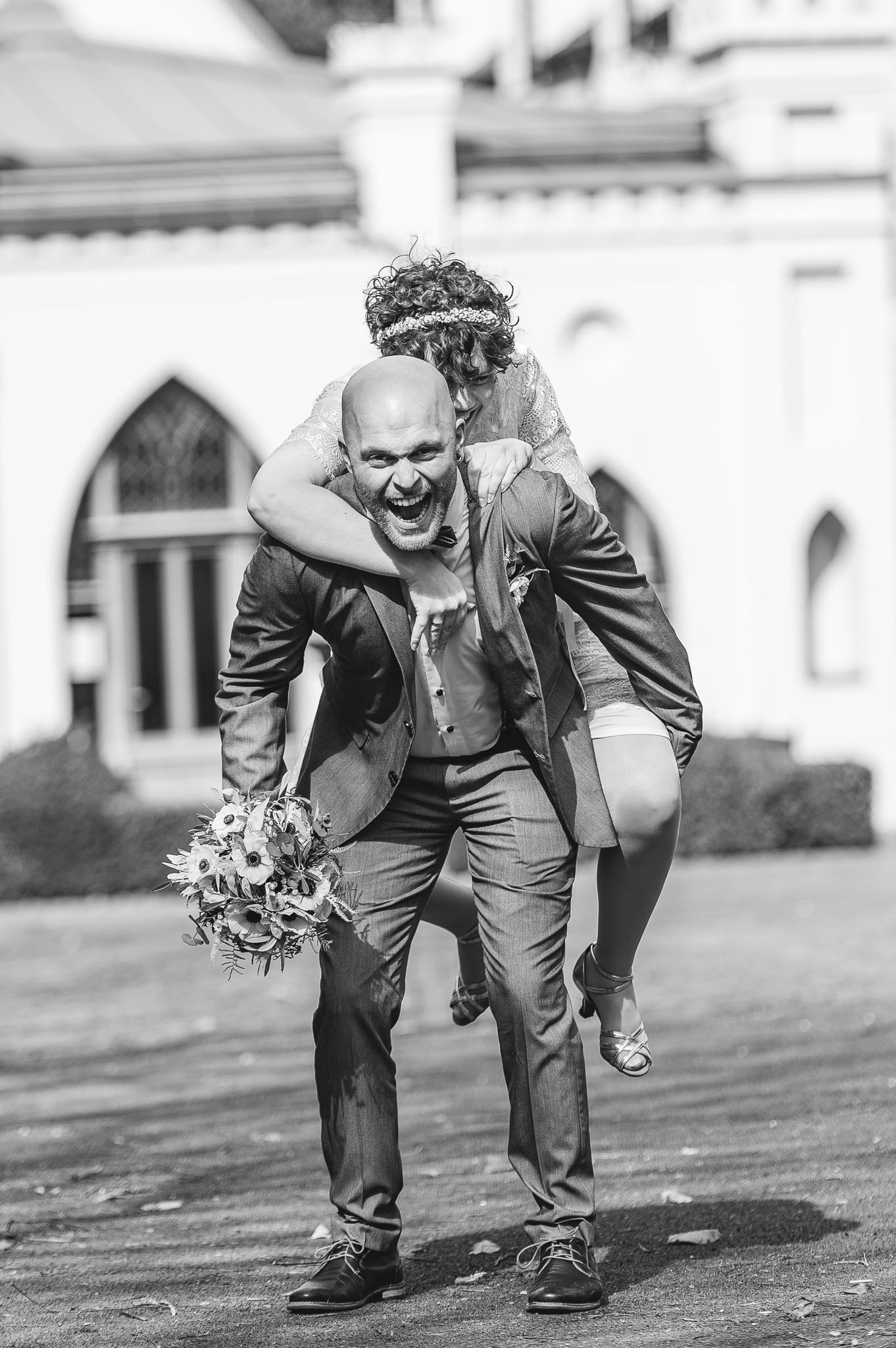 Ausgelassene Stimmung beim Brautpaar-Shooting im Garten des Kurhauses. Göggingen